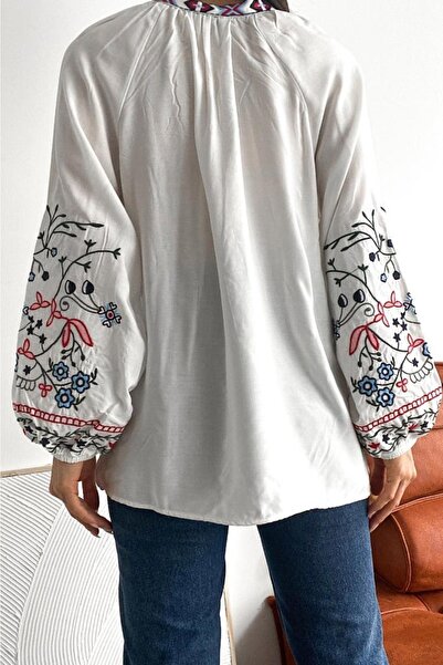 FEMELLE Γυναικεία μπλούζα με ψηλό γιακά με φούντα έθνικ κέντημα