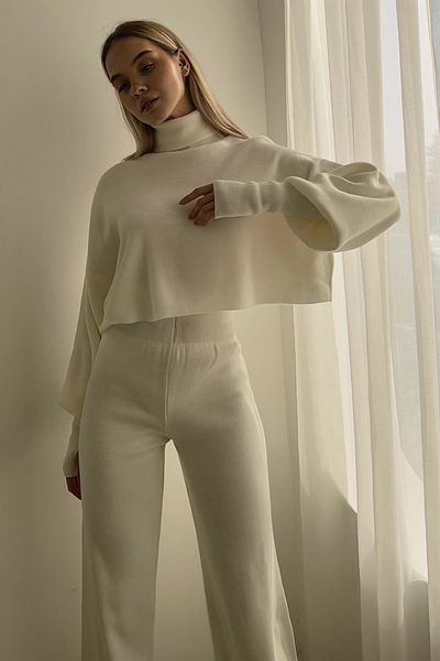 vuvutasarım Turtleneck hímzett rugalmas ekrü kötöttáru pulóver és magas derekú ekrü kötöttáru nadrág szett 015