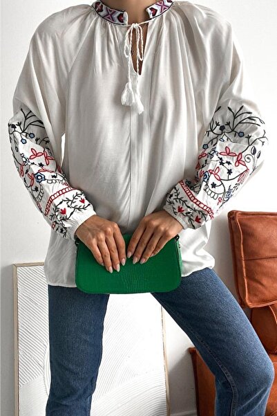 FEMELLE Γυναικεία μπλούζα με ψηλό γιακά με φούντα έθνικ κέντημα