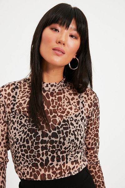 Trendyol Collection Flexible Tüllbluse mit Leopardenmuster – Stehkragen, körperbetonte Passform TWOAW20BZ1008