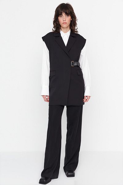 Trendyol Modest Schwarze gewebte Weste mit halbem Gürtelverschluss und Taillenbund TCTAW23YL00006