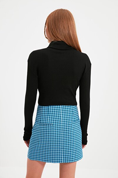 Trendyol Collection Μαύρη ελαστική πλεκτή μπλούζα με λεπτομέρεια που διασταλείει το δάχτυλο, με λεπτομέρεια που διασταλεί το δάχτυλο TWOAW21BZ0071