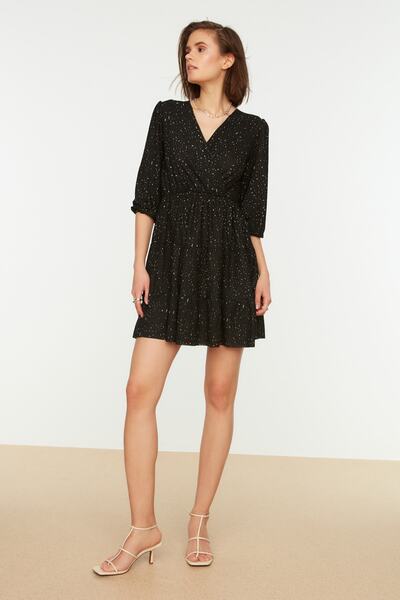 Trendyol Collection Černé potištěné skater/dvouřadové mini stretchové pletené šaty s výstřihem TWOAW22EL0104