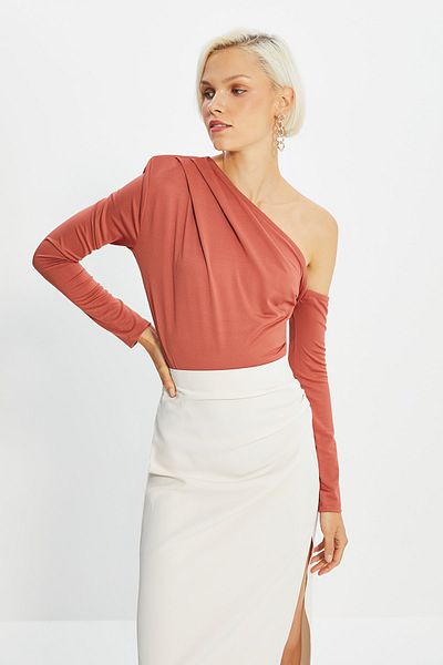 Trendyol Collection Zimtfarbener, asymmetrischer Kragen, langärmliger Stretch-Strickbody mit Druckknöpfen, TWOAW22BD0080