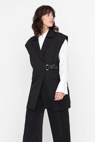 Trendyol Modest Schwarze gewebte Weste mit halbem Gürtelverschluss und Taillenbund TCTAW23YL00006