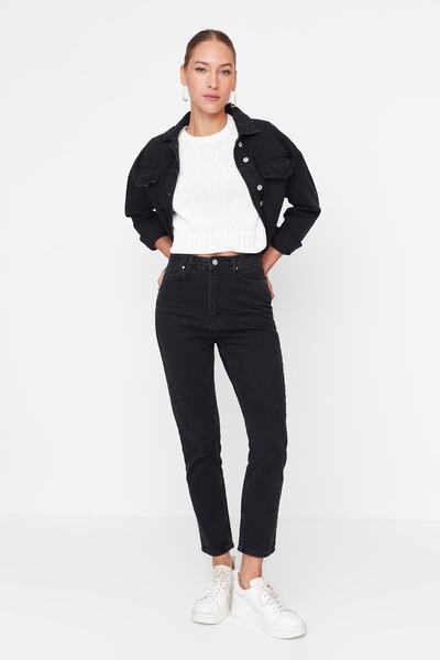 Trendyol Collection Czarne, sprane jeansy Mom z wysokim stanem TWOSS20JE0099