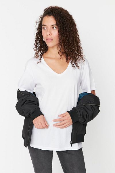 Trendyol Collection Weißes Boyfriend-Strick-T-Shirt mit V-Ausschnitt TWOSS20TS0132