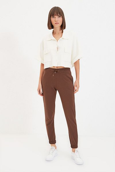 Trendyol Collection Braune Basic Jogger Dünne Strick-Jogginghose TWOAW21EA0194