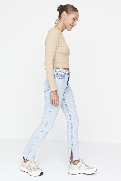 Trendyol Collection Blaue Petite-Jeans mit Schlitz und hoher Taille, schmaler Schlag, TWOSS22JE0721