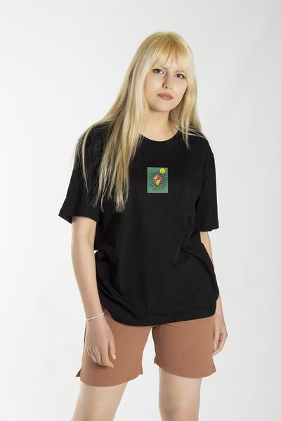 ADEGO تي شيرت نسائي قطني كبير الحجم برقبة دائرية وطبعة وجه مبتسم باللون الأسود