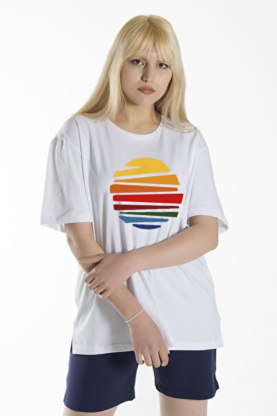 ADEGO تي شيرت نسائي قطني كبير الحجم برقبة دائرية وطبعة شمس باللون الأبيض