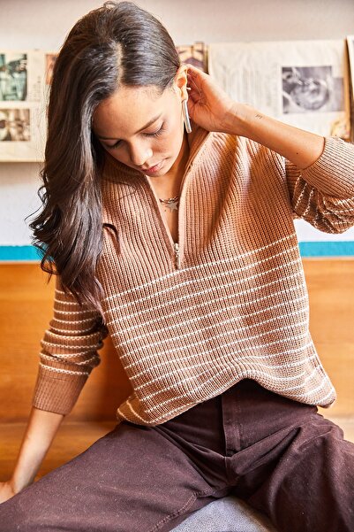 Olalook Kadın Camel Dik Yaka Fermuarlı İnce çizgili Oversize Kazak KZK-19000453