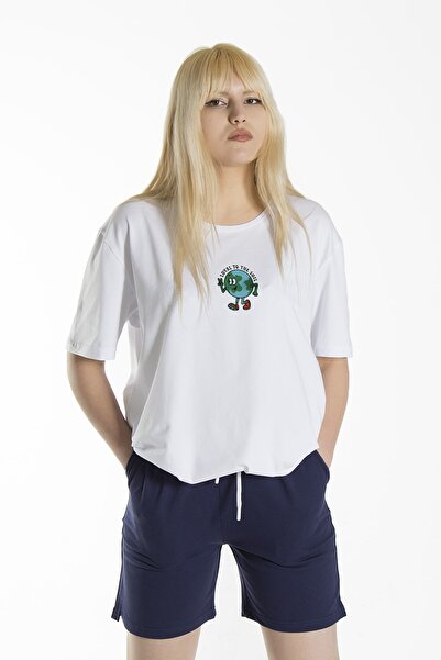 ADEGO تي شيرت نسائي قطني كبير الحجم برقبة دائرية وطبعة Front Earth باللون الأبيض