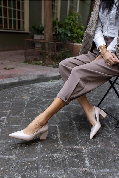 ANGELİNA JONES Pantofi cu toc gros de damă Barbara, bej mat