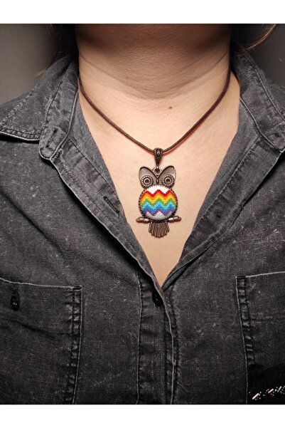 Tomars Baykuş Aparatlı Gökkuşağı Işlemeli Kanaviçe Kolye