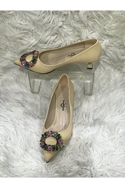 Metin Ayakkabı حذاء نسائي أنيق بكعب منخفض من الجلد مزين بإبزيم ذهبي اللون على...