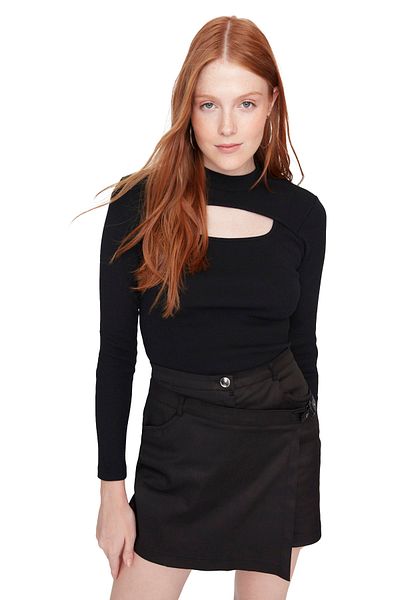 Trendyol Collection Czarna, wycięta/okno, szczegółowa, prążkowana, rozciągliwa bluzka z dzianiny z okrągłym dekoltem TWOAW21BZ0642