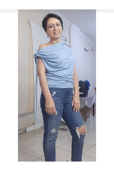 Mertcan Butik Tricou din vascoză din bumbac pieptănat albastru gheață cu șireturi pe un singur umăr