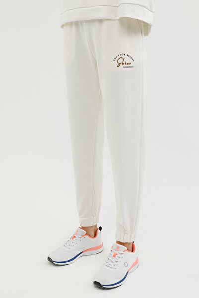 lumberjack W-gf44 بنطال رياضي نسائي بشعار Bena Jogger Ecru