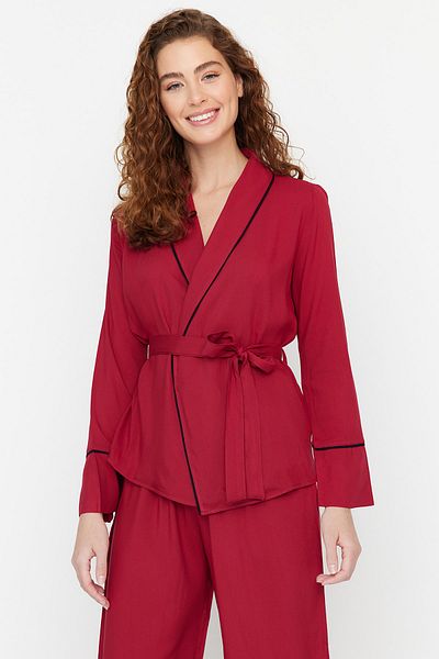 Trendyol Collection Zweireihiges Pyjama-Set aus Viskose - Burgunderroter Gürtel und Paspelierung Thmaw22pt1109