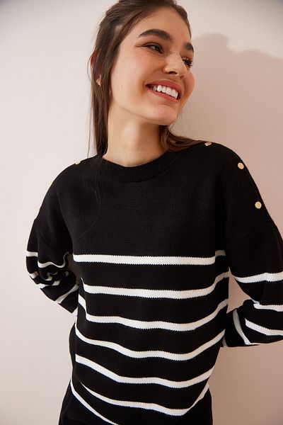 Happiness İstanbul Pulover de damă din tricot cu dungi negre cu nasturi LX00043