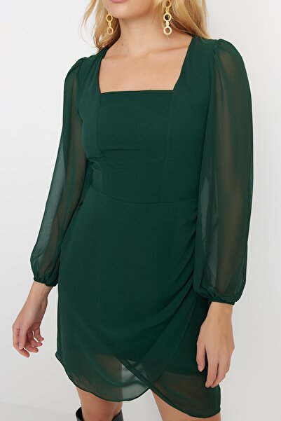 Trendyol Collection Tkané šaty se smaragdově zeleným čtvercovým límcem TWOAW23EL00936