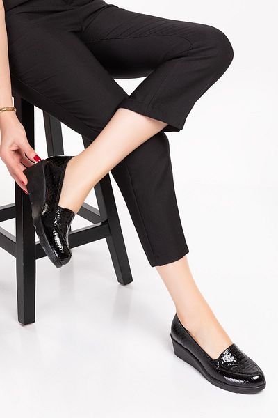 Akgün Terlik Încălțăminte neagră de damă din piele naturală din piele lăcuită, elegantă, confortabilă