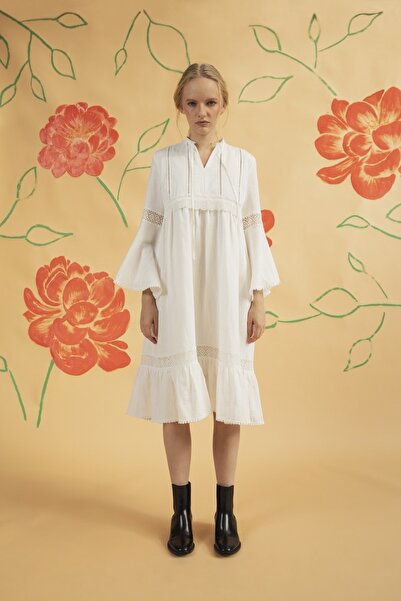 By Mare Style فستان أبيض من القطن العضوي الخالص بتفاصيل من الجبرون من VALERIE