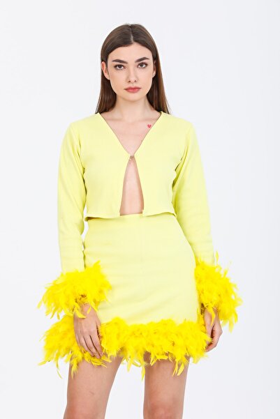 Coesta بدلة نسائية من Déesse Jaune باللون الأصفر مع سترة قصيرة من الريش وتنور...