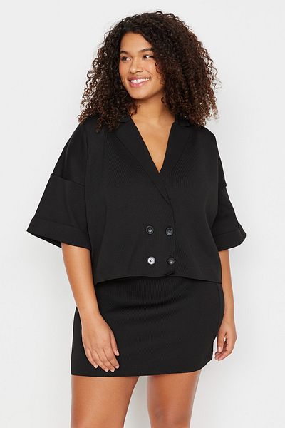 Trendyol Curve Schwarzes Set aus Strickbluse und Rock mit zweireihigem Jackenkragen und Übergröße