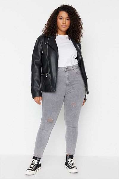 Trendyol Curve Graue Skinny Jeans mit Destroyed-Effekt und hoher Taille TBBAW23CJ00014