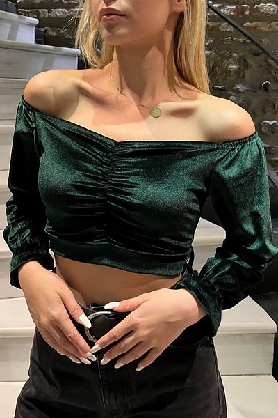 Trend Alaçatı Stili Smaragdgrüne Damen-Bluse mit gerafften Kusskragenärmeln aus elastischem Samt vorne TI08119