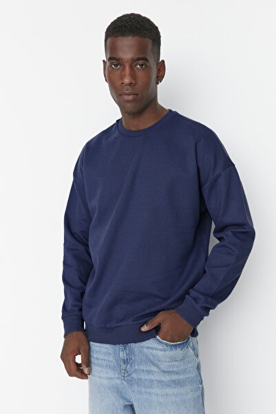Trendyol Collection Námořnická modrá Oversize Crew Neck Fleece Holding Mystical Print - Tmnaw23Sw00275