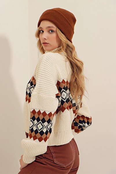 Trend Alaçatı Stili Γυναικείο χειμωνιάτικο πλεκτό πουλόβερ Crop ALC-X9436 σε κρεμ-καφέ ζιβάγκο με διαμάντι