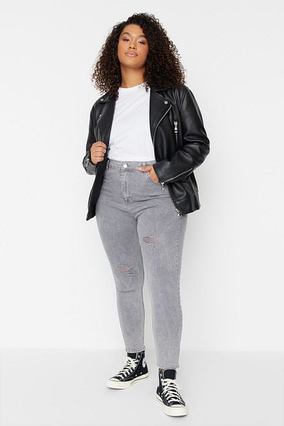 Trendyol Curve Graue Skinny Jeans mit Destroyed-Effekt und hoher Taille TBBAW23CJ00014