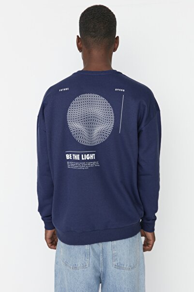 Trendyol Collection Námořnická modrá Oversize Crew Neck Fleece Holding Mystical Print - Tmnaw23Sw00275