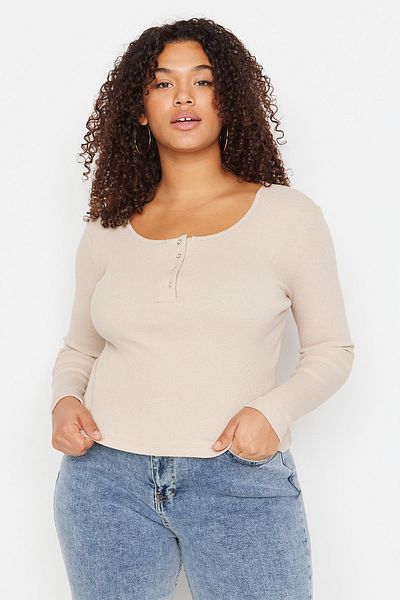 Trendyol Curve Μπεζ πλεκτή μπλούζα Crop Plus Size - Λεπτομέρεια γιακά πισίνας και κούμπωμα TBBAW23AF00030