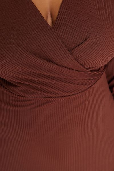 Trendyol Curve Brązowa sukienka z dzianiny z rozcięciem w talii/rozpinana, dwurzędowa TBBAW23AH00020