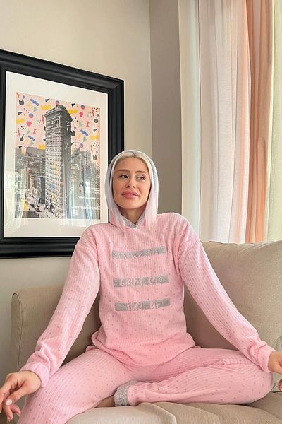 Pijamaevi Puderrosa Pyjama-Set aus Plüsch-Fleece mit drei Linienmuster und Kapuze