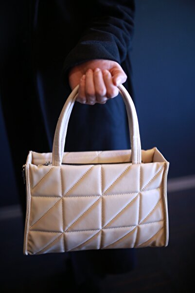 huysuz Beyaz Kapitone Orta Boy El Tutmalı Omuz Askılı Çanta