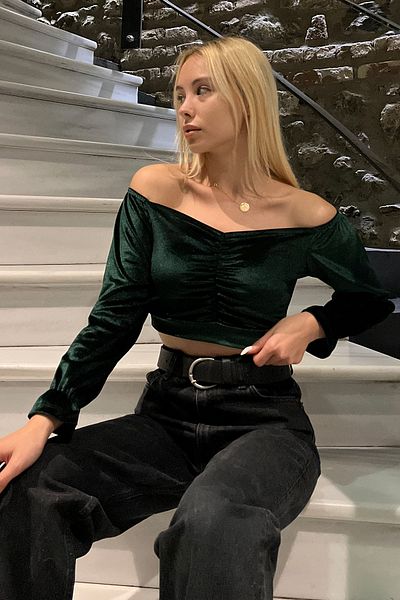 Trend Alaçatı Stili Smaragdgrüne Damen-Bluse mit gerafften Kusskragenärmeln aus elastischem Samt vorne TI08119