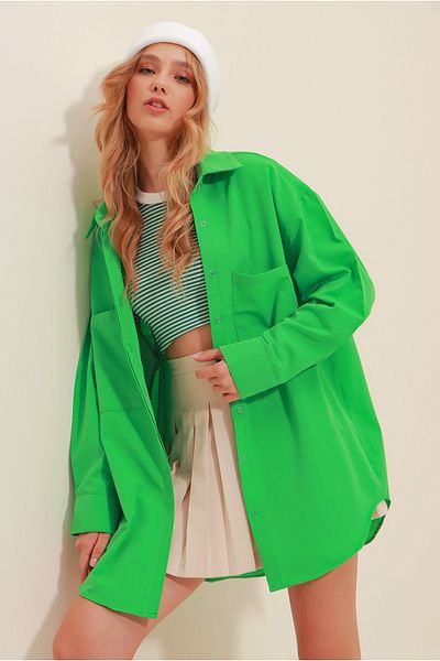 Trend Alaçatı Stili Grünes Doppeltaschen-Oversize-Popeline-Hemd für Damen ALC-X9469