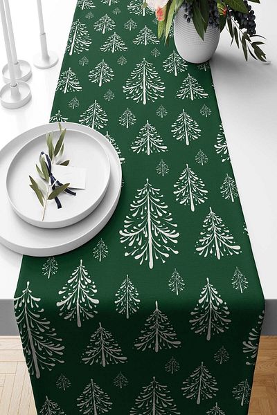 Pilloveland Runner țesut din piele intoarsa cu modele de pin pe fundal verde de Anul Nou 140*40 cm