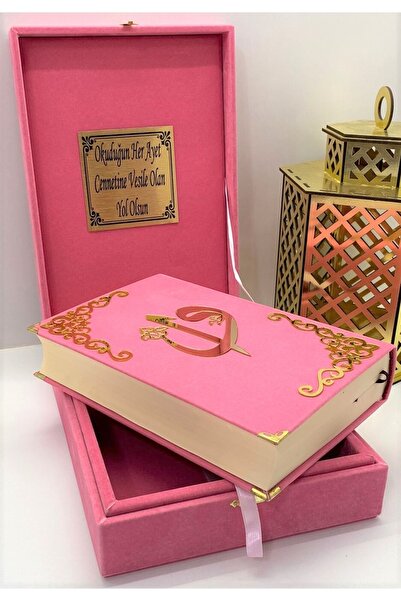 KAHRAMAN HEDİYELİK 32 Isimli Kadife Kuranı Kerim Karşılıklı Mealli Kutulu Orta Boy (16X24) (PEMBE) Tesbih, Ayraç Seti