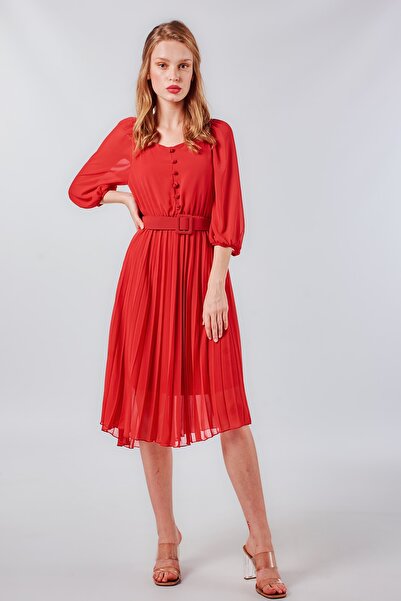 Swass Yarasa Kol Piliseli Anvelop Kırmızı Kalp Yaka Midi Boy Elbise