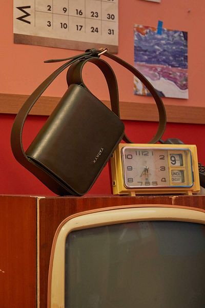 Manuka Quadratische Ledertasche mit großen Taschen Khaki