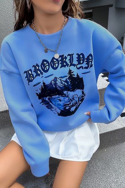 MODAGEN Hanorac unisex Baby Blue Mountain Brooklyn cu imprimeu cu decolteu triplu