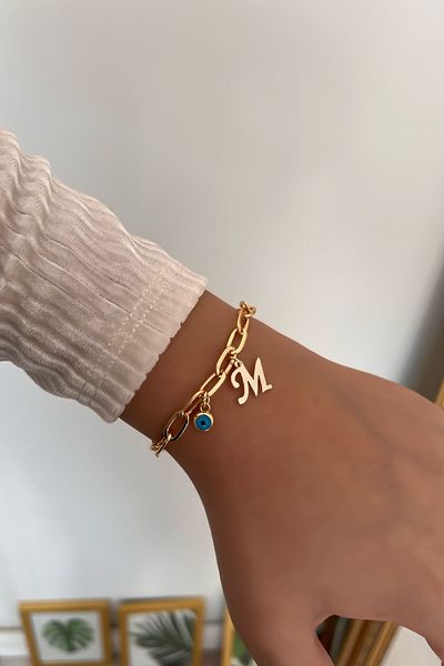 Trendy Butik سوار سلسلة مشبك ورقة مع حرف M وعين الشر المتدلية