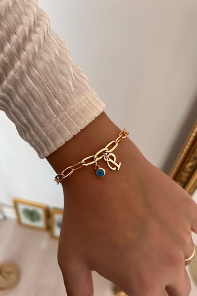 Trendy Butik سوار سلسلة مشبك ورقة مع حرف P وعين الشر المتدلية