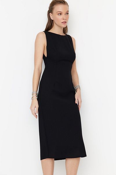Trendyol Collection Černé vypasované večerní šaty s tkaným oknem/výřezem TPRSS23EL00029